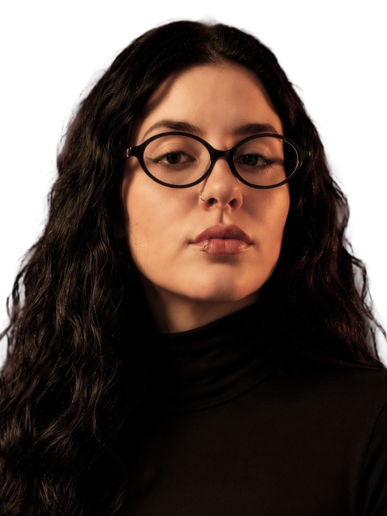 Retrato de Giulia, com cabelos escuros, óculos e blusa preta.